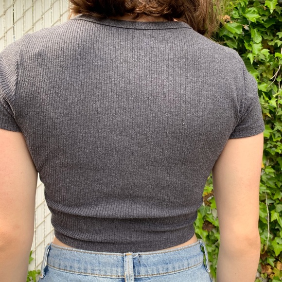 Gray ribbed crop top - Picture 2 of 5